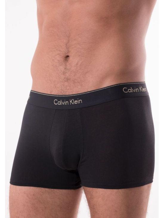 Pánské černé boxerky se zlatým logem Calvin Klein NB1697A